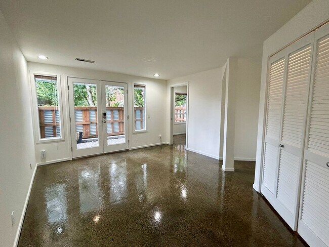 Building Photo - Capitol Hill Townhouse