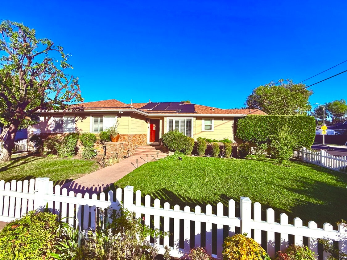 Primary Photo - 6424 Penfield Ave