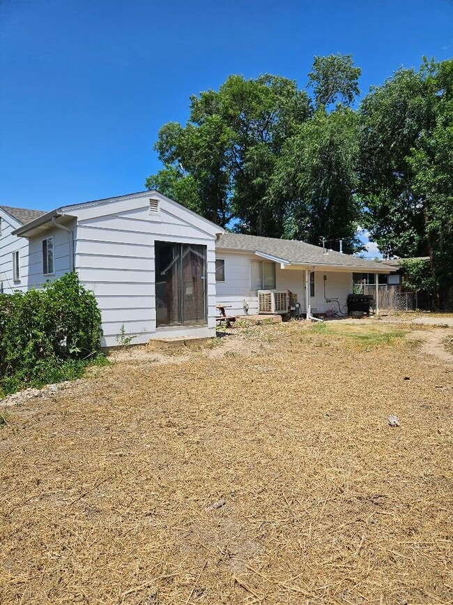 Building Photo - 826 N Orchard Ave