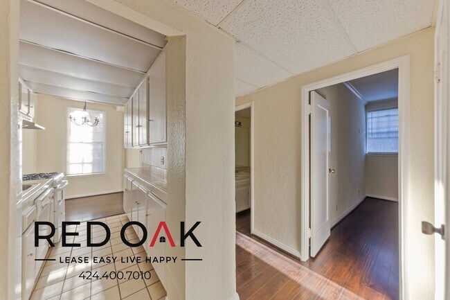 Foto del edificio - Incredible Two Bedroom with Spacious, Sunn...