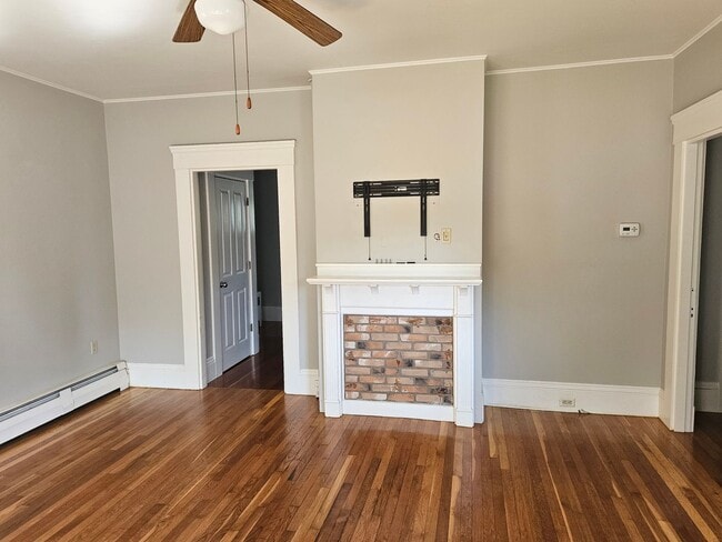 Building Photo - 2 Bedroom townhouse style apartment