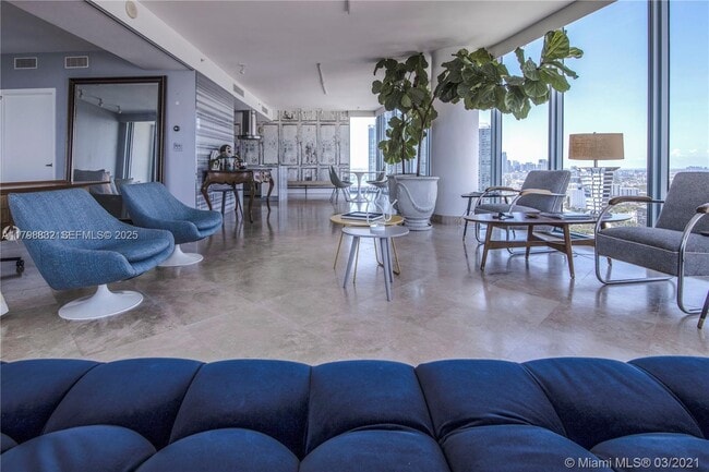 Foto del edificio - 601 NE 36th St