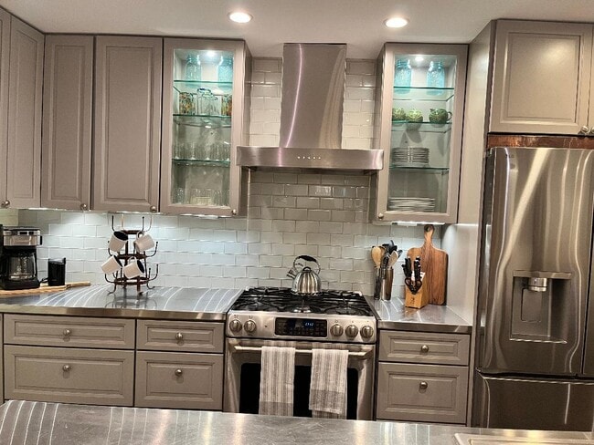 cocina-amplio espacio de almacenamiento - 917 Constitution Ave NE