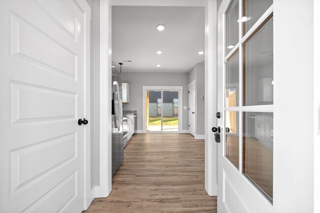 Foto del edificio - 2 Bedroom Townhome For Rent in Historic Downtown Clarksville!