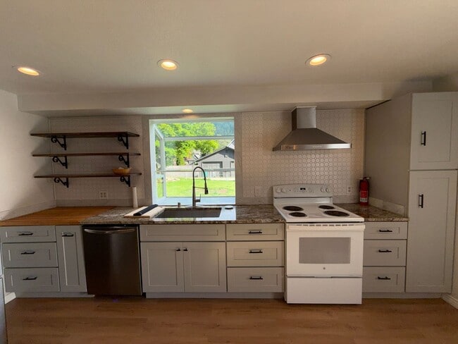 Building Photo - Charming 2 Bed / 1 Bath Home in Index – Newly Refurbished!