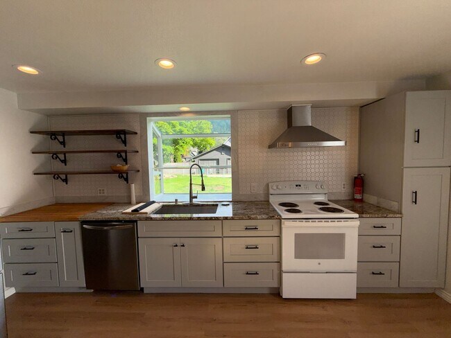 Foto del edificio - Charming 2 Bed / 1 Bath Home in Index – Newly Refurbished!