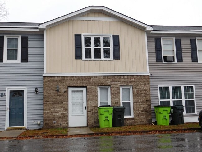 Building Photo - 1104 Karen Dr