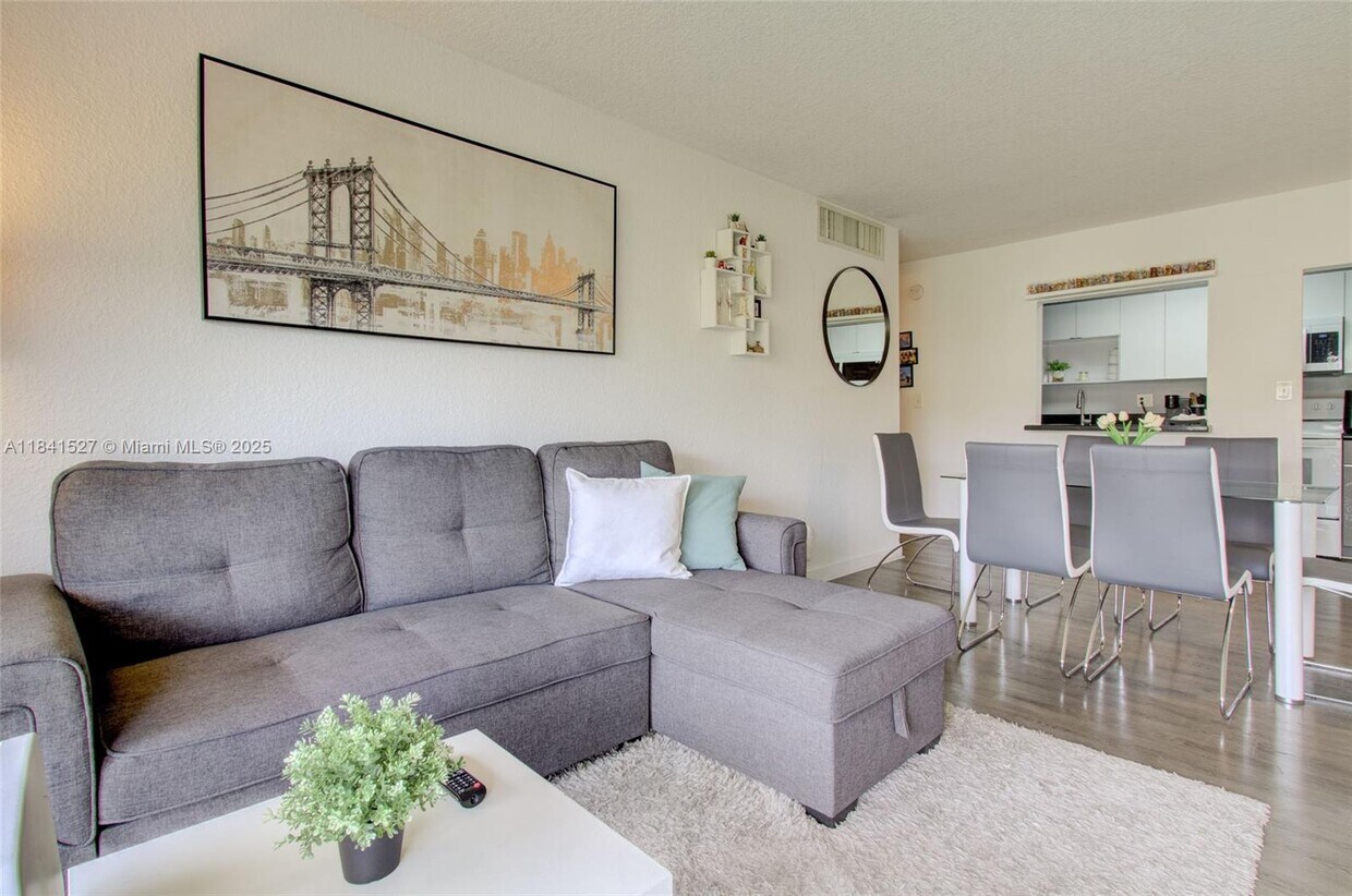 Foto principal - 4610 NW 79th Ave