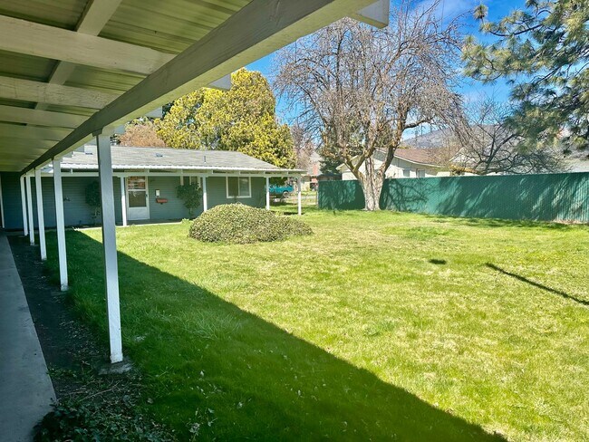 Building Photo - Hard to find 2 bdrm, 1.5 bath unit with wa...