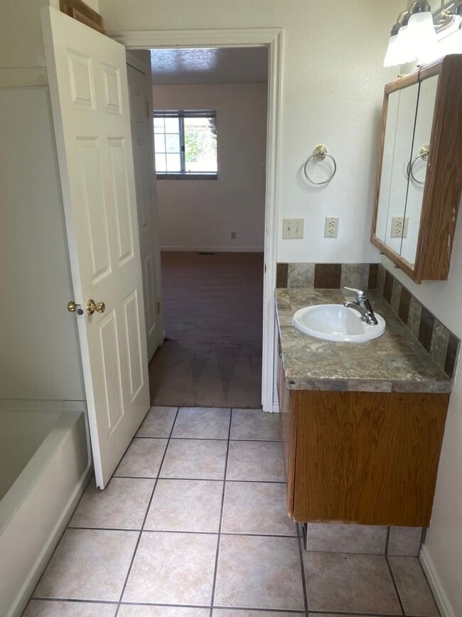 Building Photo - 827 W 800 N