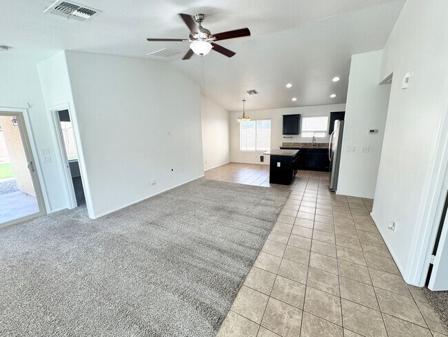 Foto del edificio - Beautiful 3 Bed + Office/Den, 2 Bath Singl...