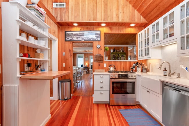 Building Photo - 187 Linden Ave