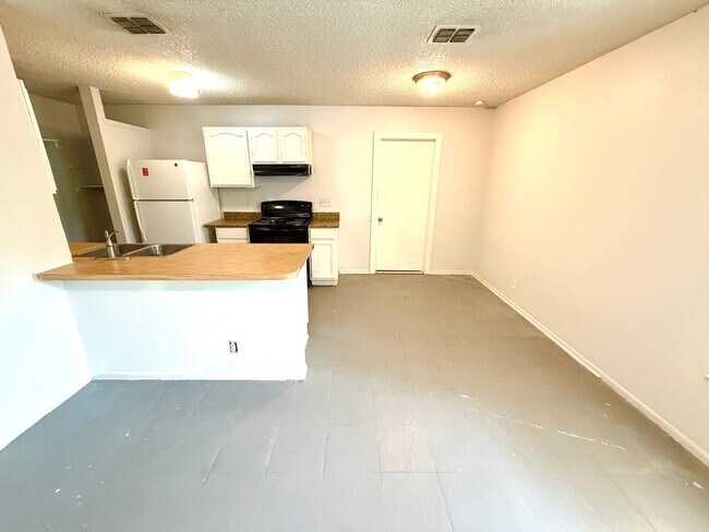 Building Photo - **APPLICATION RECEIVED** Available Now! Two Bedroom Home with Fenced Yard!