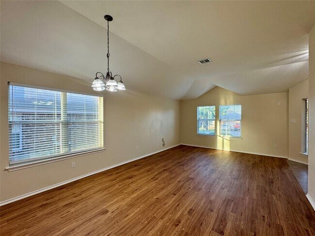 Building Photo - 227 Ashwood N