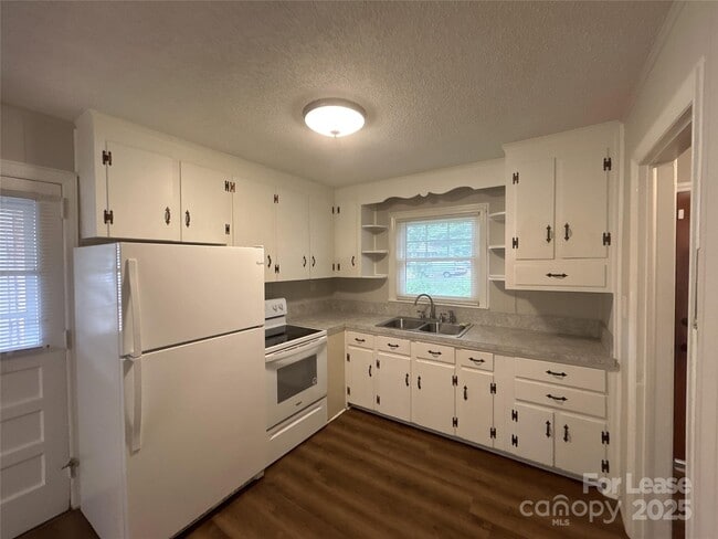 Building Photo - 3847 Whitehall Dr