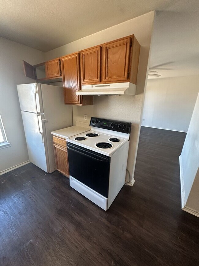 Building Photo - AVAILABLE NOW!!! ACCEPTING SECTION 8