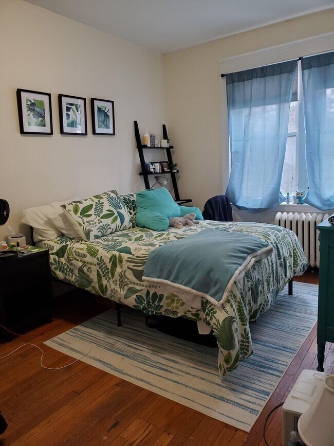 Building Photo - 3 bed/1 bath in Brookline available for a September 1st move-in