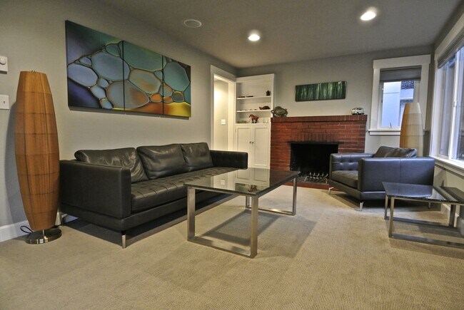 Foto del edificio - EXQUISITE 4 BED/3 BATH FURNISHED EASTLAKE ...