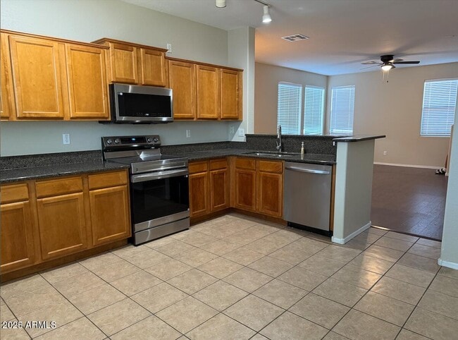 Building Photo - 996 E Cantebria Dr