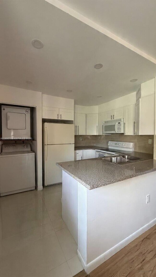 Foto del edificio - 221 W Park Dr