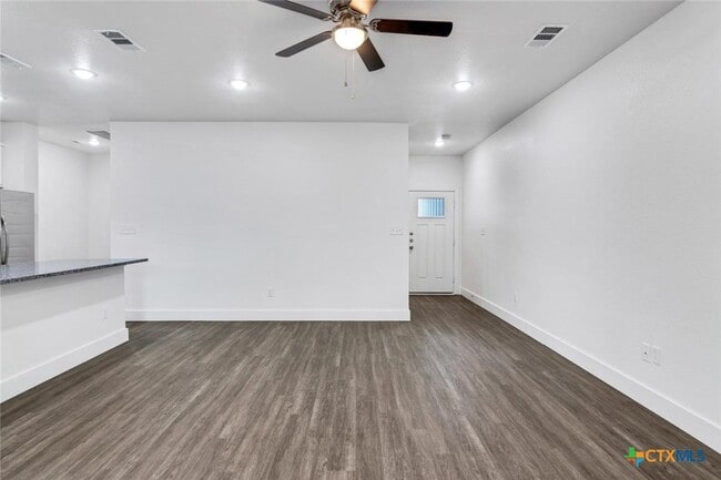 Building Photo - 1904 Royal Loop