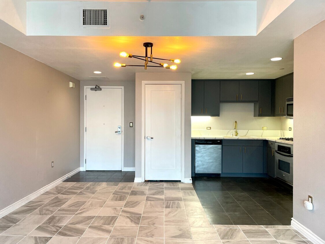 Primary Photo - Great 1B/1BA Downtown Condo w/ Parking!