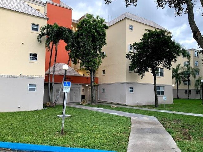 Foto del edificio - 8215 Lake Dr