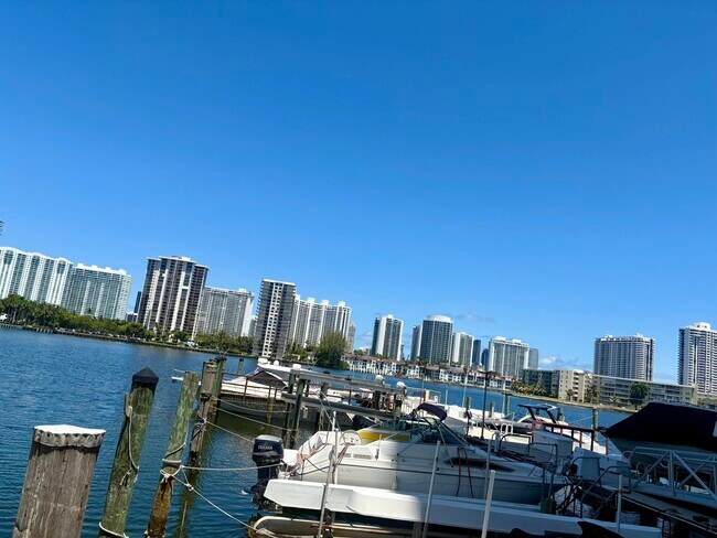 Foto del edificio - 18061 Biscayne Blvd