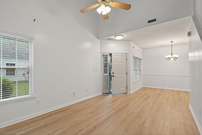 Building Photo - 302 Dorothy Dr