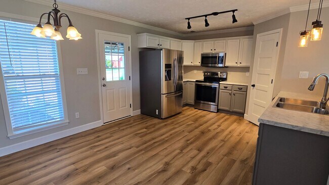 Building Photo - Beautiful home just minutes to Medina Middle School with Lawn care included