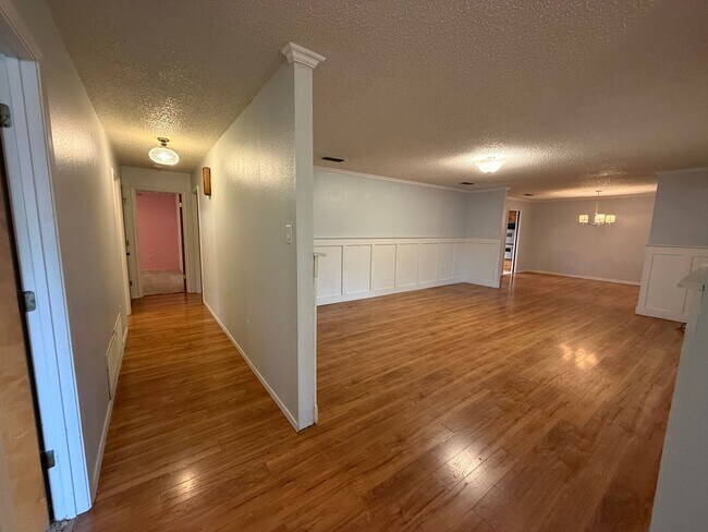 Building Photo - 3 Bed 3 Bath spacious home, with extra craft room, Lovely Backyard