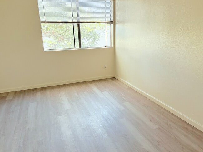 Bed1 - Garden Court Apartments