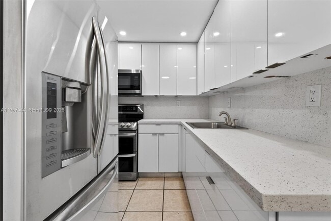 Building Photo - 606 W 81st St