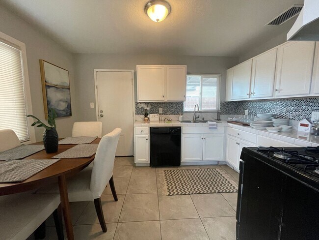 Foto del edificio - Furnished 3 bedroom