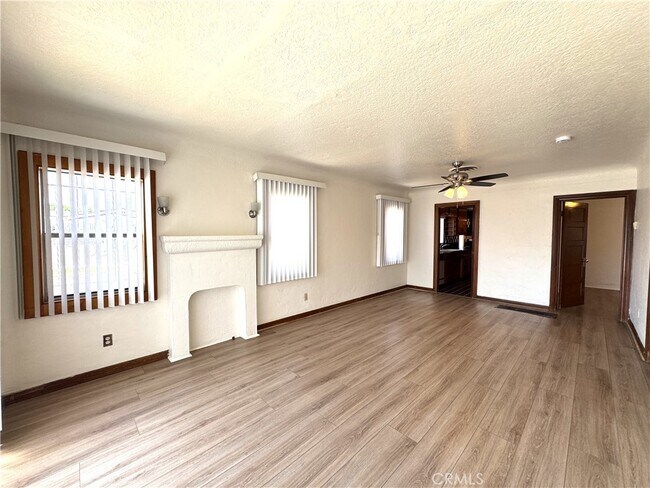 Foto del edificio - 1049 W 65th Pl