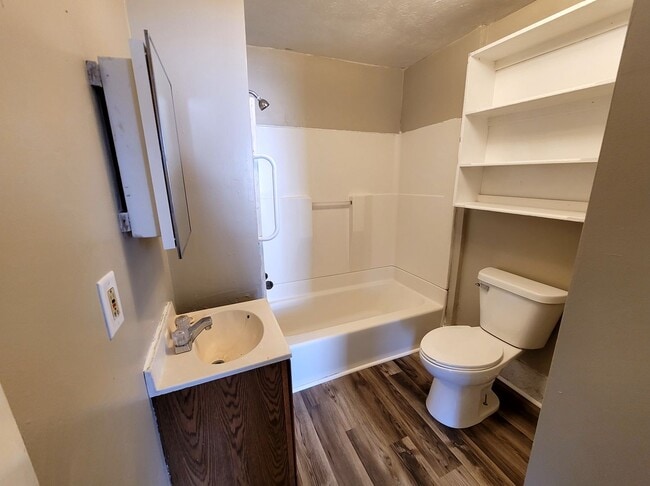 Building Photo - Large 3 Bedroom Southside Holland