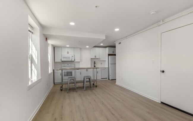 Building Photo - 2723 E Huntingdon St