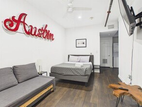 Building Photo - 1010 W 26th St