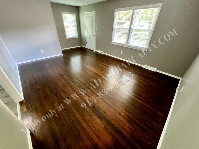 Building Photo - Very Nice North Overland Park Duplex-Avail...