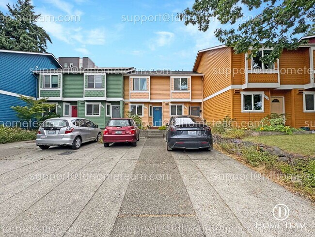 Building Photo - "Charming 2-Bedroom Townhouse Retreat in S...