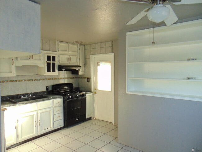 Building Photo - 2711 S Mesa Ave
