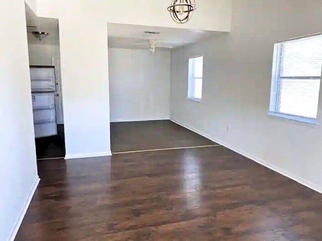 Foto del edificio - NOW AVAILABLE!!