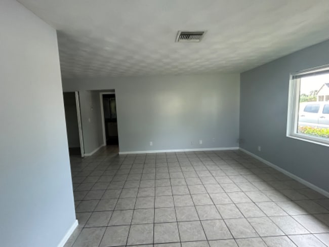 Building Photo - 860 NW 10th Terrace