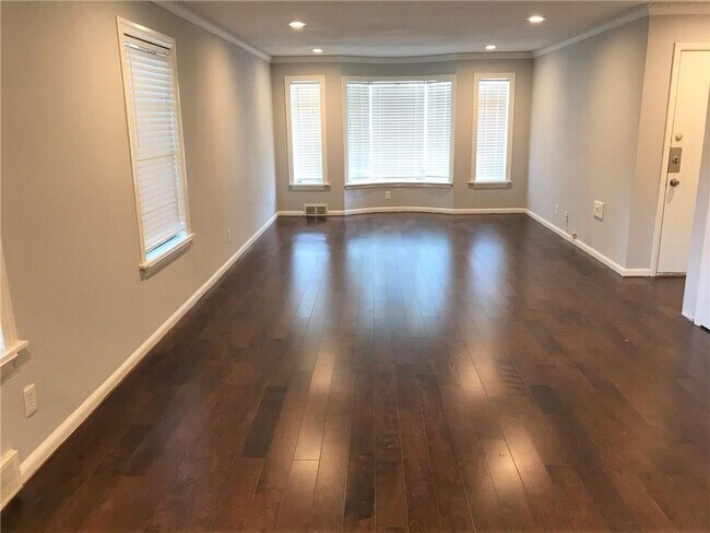 Building Photo - 6619 E Mockingbird Ln