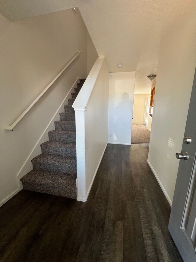 Foto del edificio - 3 Bedroom 2 Bath Duplex in Springfield on a cul-de-sac