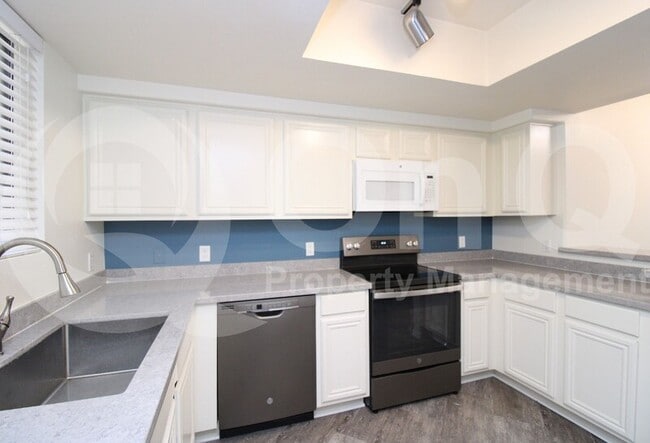 Building Photo - 4925 E Desert Cove Ave