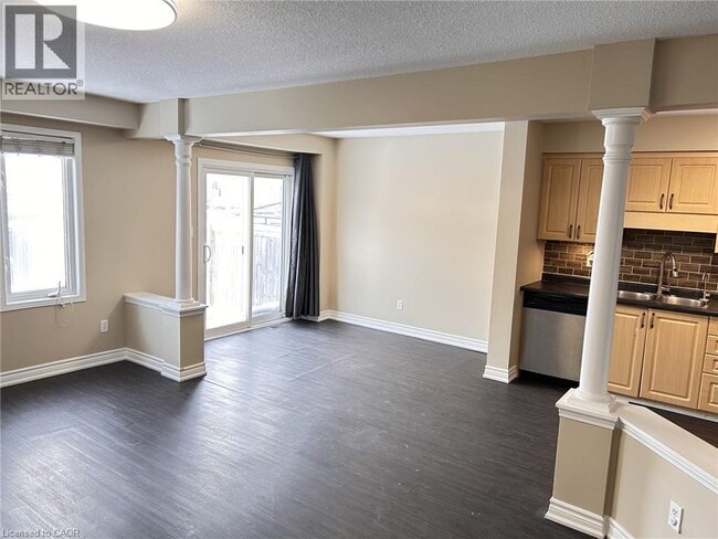 Building Photo - 154 Snowdrop Crescent