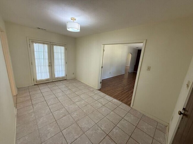 Foto del edificio - Pensacola - East Hill - 4 bedrooms, 3 bathroom - Mother in Law suite