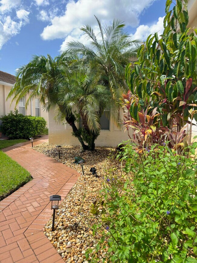 Building Photo - 875 SW Rocky Bayou Terrace