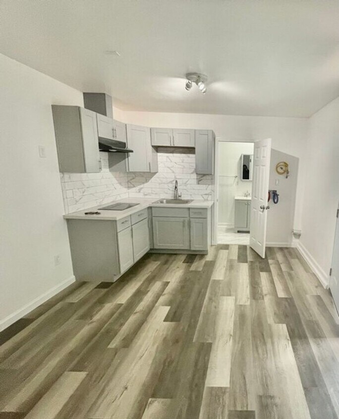 Foto del edificio - Gorgeous Studio 240 sq feet; ALL utilities...